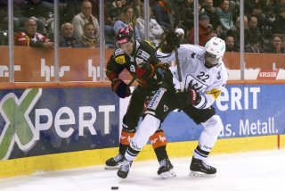 Revenus de loin cette saison, Dave Sutter et Fribourg-Gottéron retrouveront Berne et Victor Ejdsell dès vendredi en quarts de finale des playoffs.